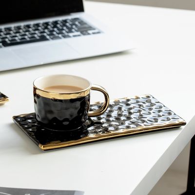 購入 華やかな黒色陶器のカップ 金色アクセント 波紋付のテクスチャ カフェ・ティー パッケージ パッケージ 現代のミニマリストデザイン online manufacture