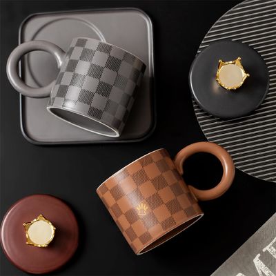 購入 ナショナルトレンドスタイル チェック柄セラミックカップ＆プレート 蓋付き スプーン付き 大きな丸いハンドル マグ オフィスコーヒー ホーム飲用 カスタムセラミックマグ online manufacture