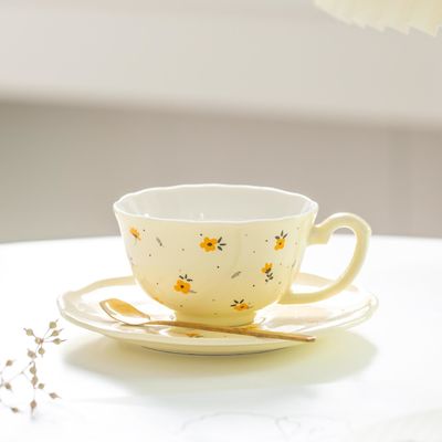 購入 ヨーロピアンスタイルの豪華な小さな緑の花のコーヒーカップとソーサー、スプーン付き、カスタムメイドのセラミック釉薬フラワーティーカップとマグカップ、男女兼用 online manufacture