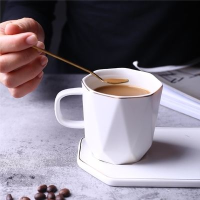 購入 クリエイティブな幾何学模様の金メッキセラミックカップ、オフィスコーヒーカップ、シンプル白黒マグカップとソーサー、午後のフラワーティーカップとソーサー オンライン製造