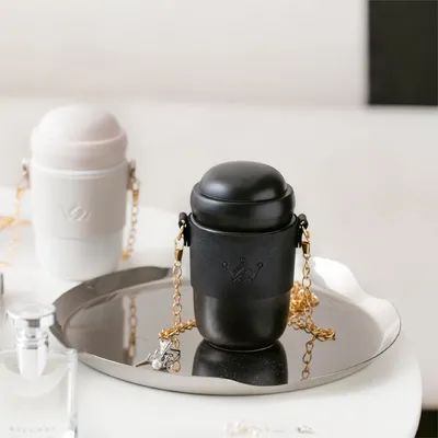 スタイリッシュな陶器水瓶 陶器ボディ 金色チェーンストラップ スタイリッシュなデザイン 汎用的なスタイル 日常用品に最適