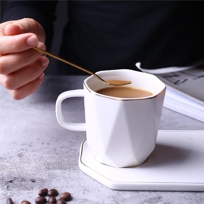 クリエイティブな幾何学模様の金メッキセラミックカップ、オフィスコーヒーカップ、シンプル白黒マグカップとソーサー、午後のフラワーティーカップとソーサー