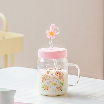 可愛らしいガラスマグ 白猫 ピンクとブルーを基調とした花のイラスト