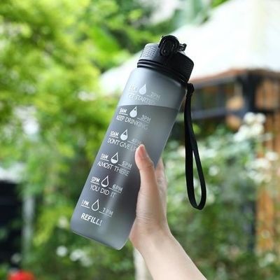 漏れ防止 BPA 無料 モチベーションスポーツ水瓶 時間マーカー 32オンス スポーツボトル ストローと持ち帯 完璧なサイズ 持ち運びが簡単